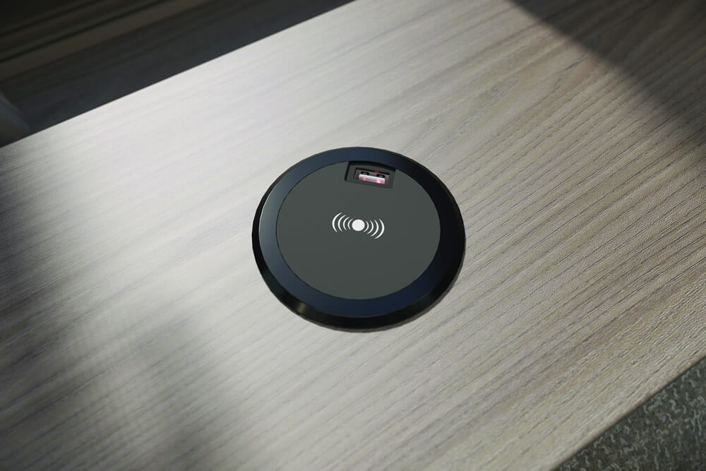 2026_conqueror_480_phone_charging_pad