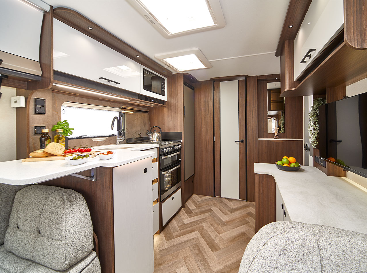 Coachman-Laser-480-interior-sliders-2