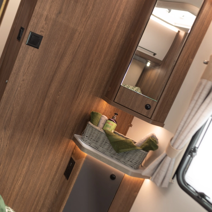 buccaneer-skyliner-commodore-73-740x740-crop-q100