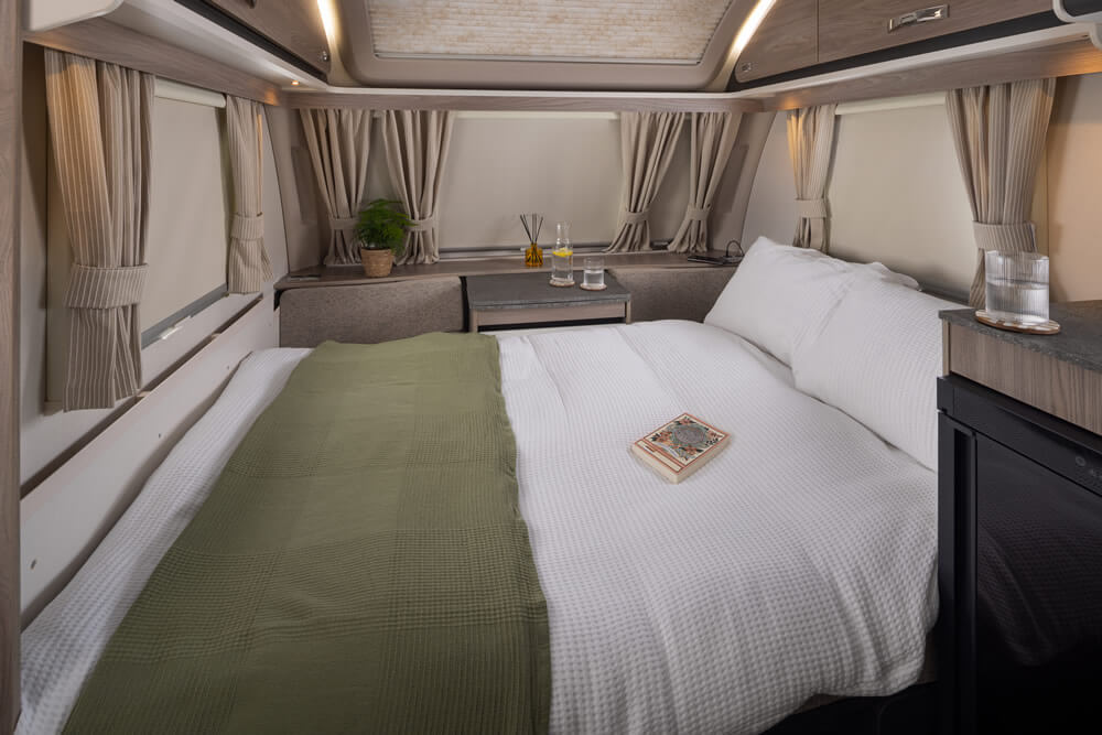 sprite-major-4eb-front-lounge-bed-night